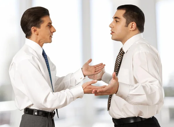 Uomo d'affari che grida ordini a un lavoratore — Foto Stock