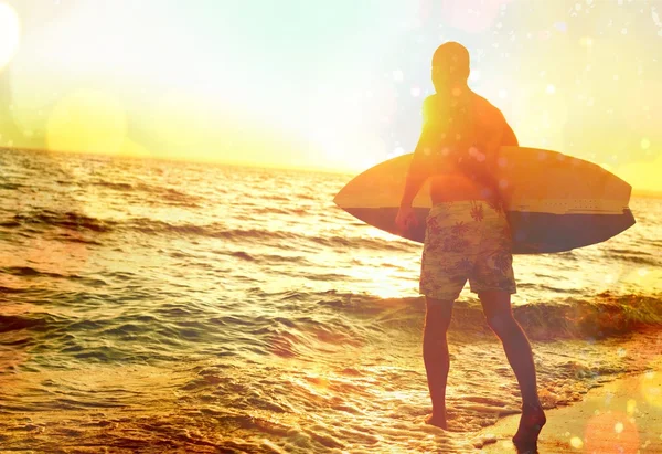 Surfista en la playa del océano — Foto de Stock