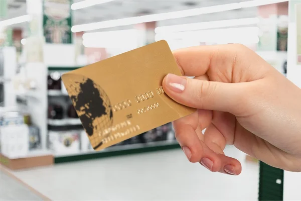 Γυναίκα χέρι κρατώντας πιστωτική κάρτα — Φωτογραφία Αρχείου