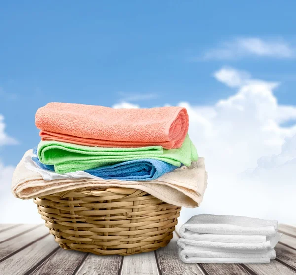 Cesta de lavandería con toallas de colores — Foto de Stock