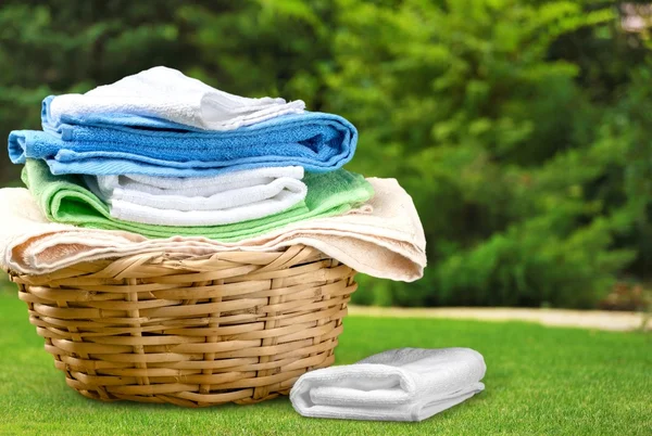 Panier à linge avec serviettes colorées — Photo
