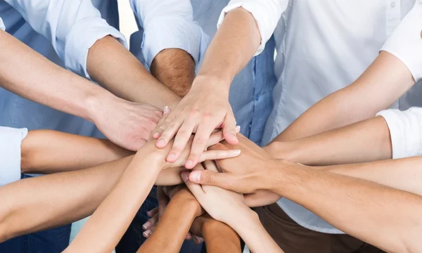 Handshake mnoha podnikatelů — Stock fotografie