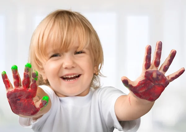 Маленькая девочка с красочными раскрашенными руками — стоковое фото