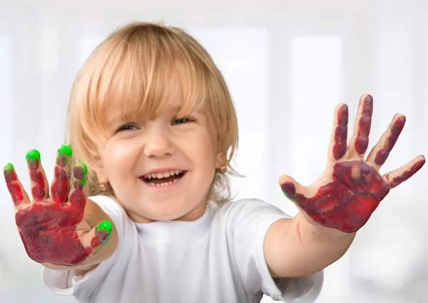 Niña con manos pintadas de colores —  Fotos de Stock