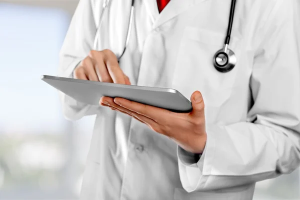 Médico trabalhando com tablet pc — Fotografia de Stock