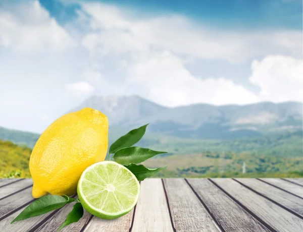 Färsk lime och citron isolerade — Stockfoto