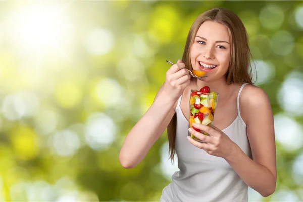 Giovane donna mangiare macedonia di frutta — Foto Stock