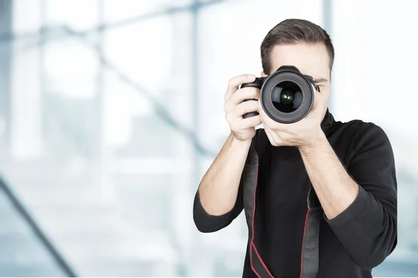 Fotógrafo masculino con cámara — Foto de Stock