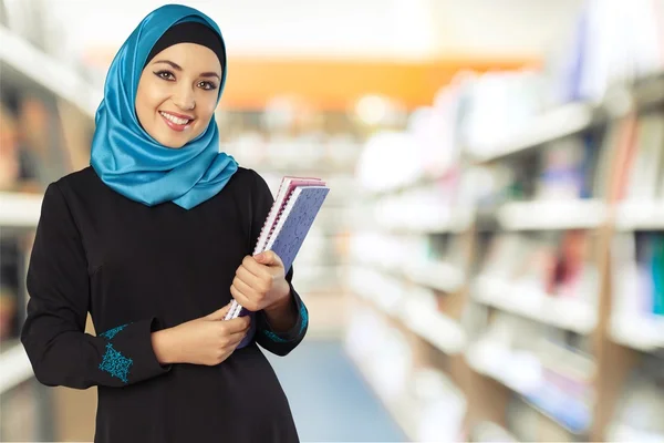 Wanita Muslim muda dengan buku catatan — Stok Foto