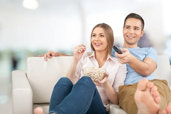 Couple regarder la télévision — Photo