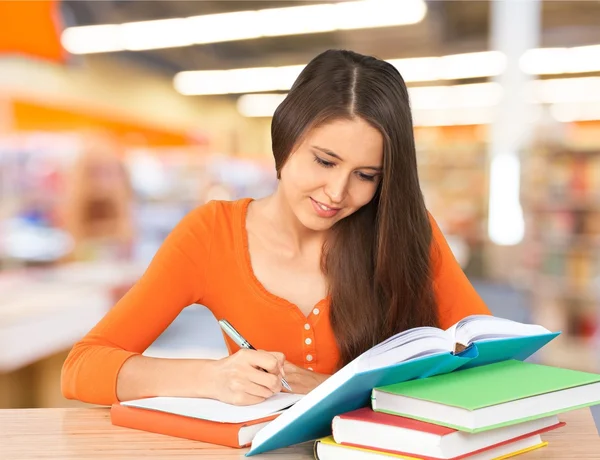 Jovem estudante na biblioteca. — Fotografia de Stock