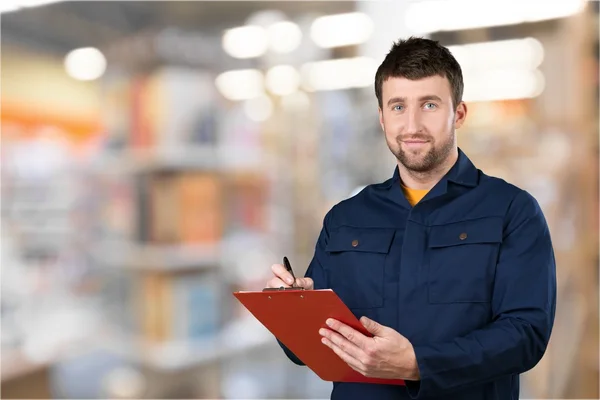 Homem de entrega com área de transferência — Fotografia de Stock