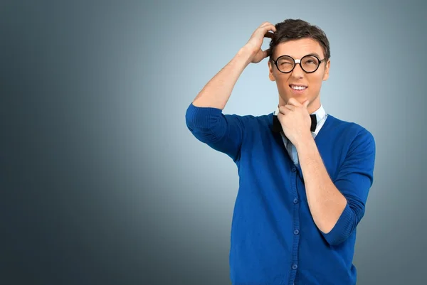 Jovem nerd homem posando — Fotografia de Stock