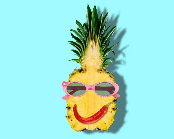 Güneş gözlüğü takmış ananas — Stok fotoğraf
