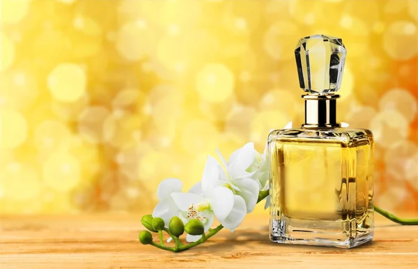 Frasco de perfume y flores —  Fotos de Stock