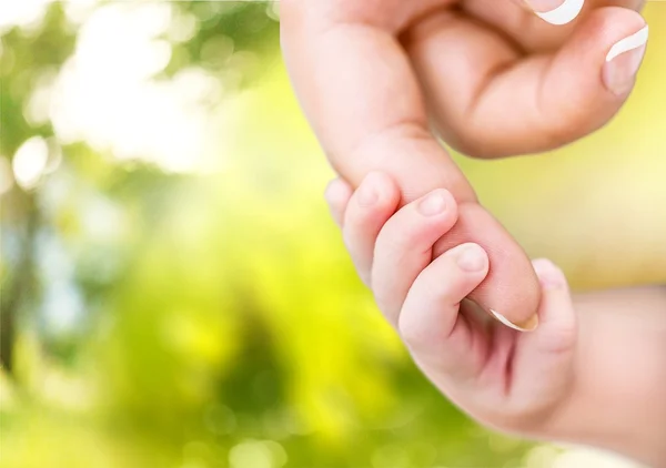 Lilla baby hand med mor hand — Stockfoto