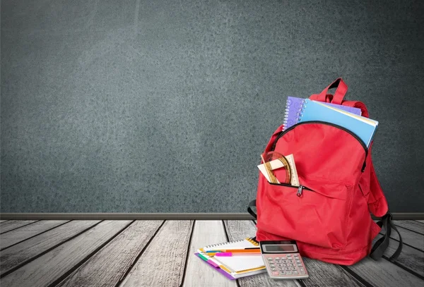 Skolan ryggsäck på bakgrund. — Stockfoto