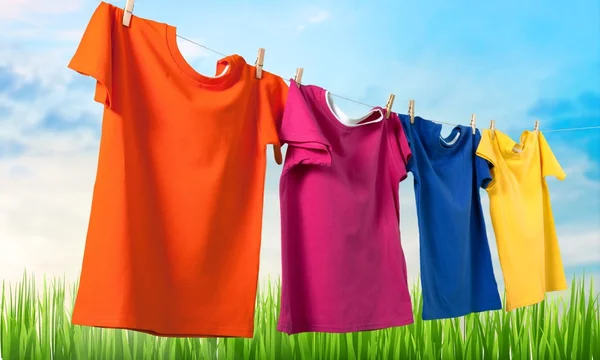 Lavar la ropa en una cuerda con pinzas de ropa — Foto de Stock