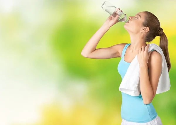 Frau trinkt Wasser nach der Arbeit — Stockfoto