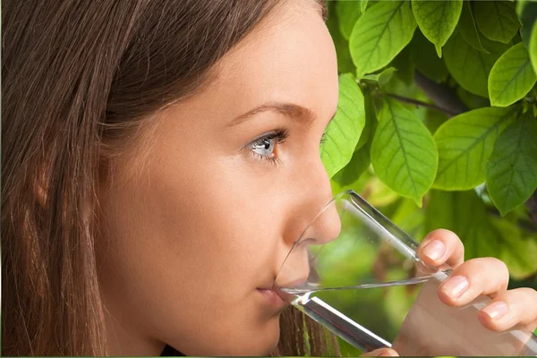 젊은 여인 이유리 로 물을 마시고 있다 — 스톡 사진
