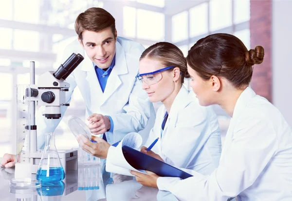 Scienziati che lavorano al laboratorio — Foto Stock