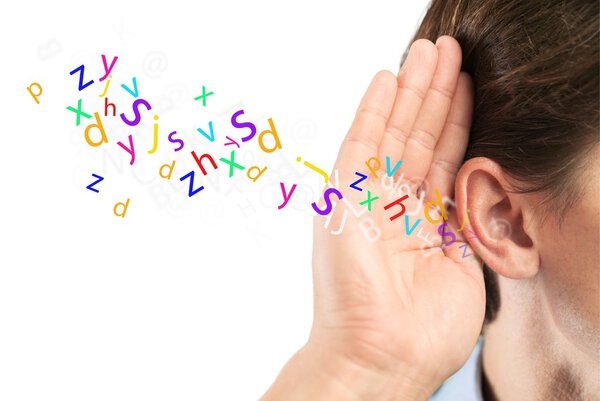 Бизнесмен держит руку у уха
 