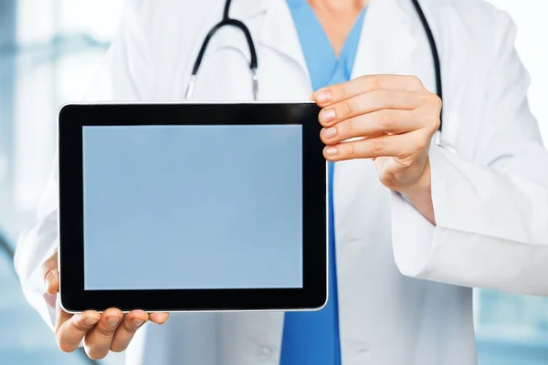 Doktor, pracovat s počítačem tablet pc — Stock fotografie