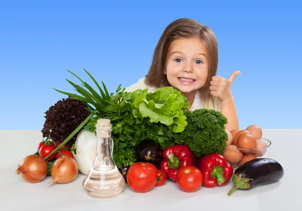 Маленькая девочка со здоровой пищей — стоковое фото