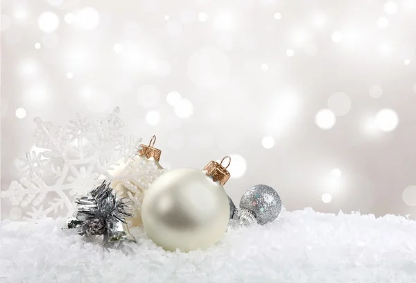 Julpynt på vit — Stockfoto