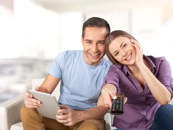 Casal assistindo tv — Fotografia de Stock