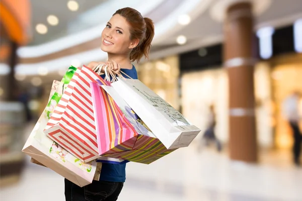 Jovem com saco de compras — Fotografia de Stock