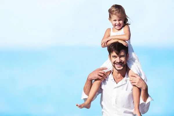 Vater und kleine Tochter am Strand — Stockfoto