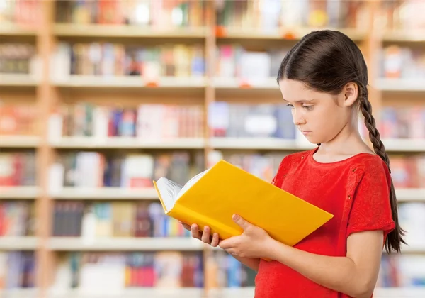 Kleines studentisches Mädchen mit Buch — Stockfoto