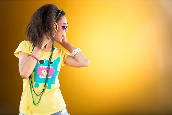 Linda menina africana com fones de ouvido — Fotografia de Stock