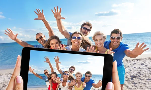 Grupo de personas de pie en la playa — Foto de Stock