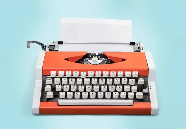 Máquina de escrever velha com papel — Fotografia de Stock
