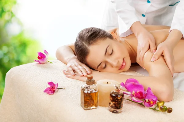 Mulher relaxante com massagem nas mãos — Fotografia de Stock