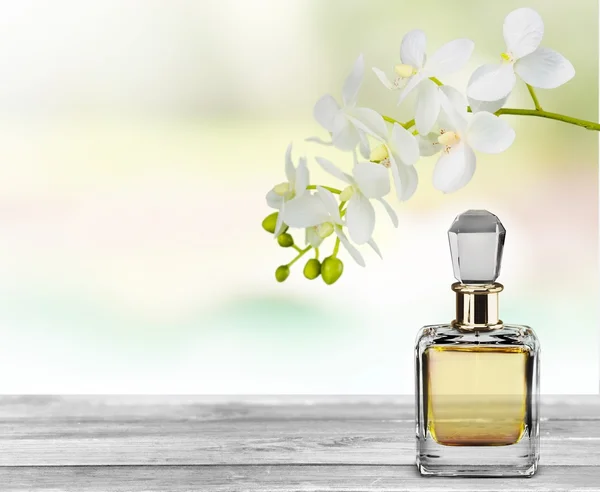 Flacon de parfum et fleurs — Photo