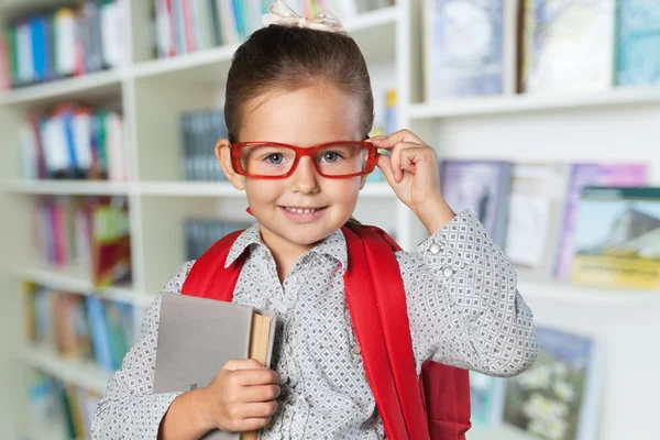 Niedliches kleines Schulmädchen — Stockfoto