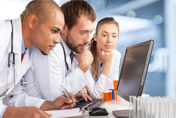 Equipe de médicos falando expertise — Fotografia de Stock