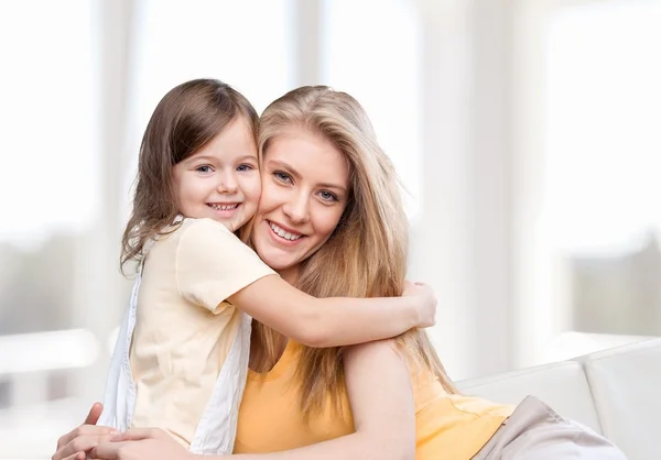 Moeder en dochter knuffelen — Stockfoto