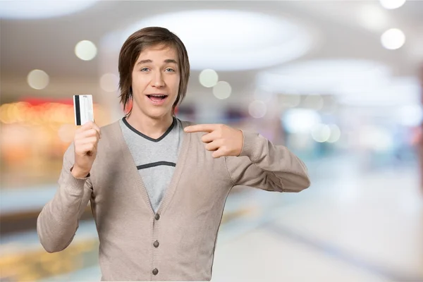 Szczęśliwy młody człowiek z karty kredytowej — Zdjęcie stockowe