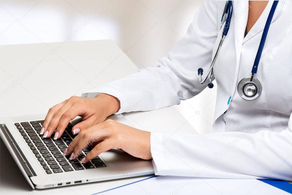 онлайн консультация врача невролога. к неврологу через интернет. онлайн консультация невролога. невролог онлайн. врач и компьютер.