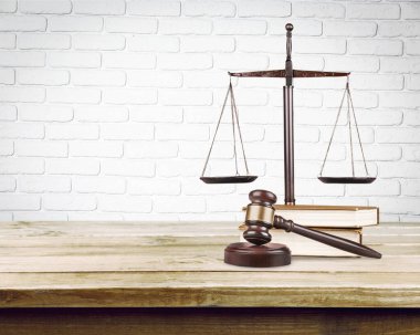 Adalet pulları, kitaplar ve masa üzerinde ahşap tokmak. Adalet kavramı