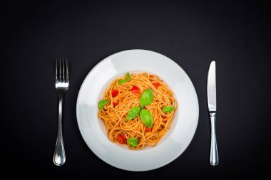 Tebeşir kurulu spagetti bolonez spesiyalinin reklamını yapıyor.