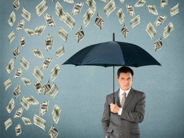 İş adamı - Bir unbrella tutuyor