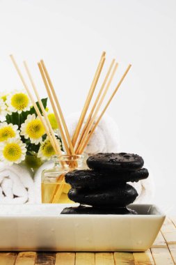 Banyo tuzu, taş, yağ ve havlu - masaj veya aromaterapi