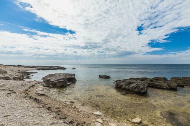 Nugget puanı. Gün batımında kıyı manzarası