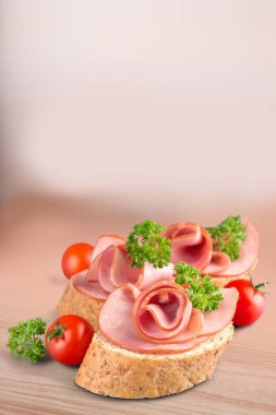 Jamon. İspanyol Serrano Jambonlu Dilimler Tapas olarak servis ediliyor. Pişmiş jambon, İspanyol aperatifi. Prosciutto beyaz arkaplanda izole edildi