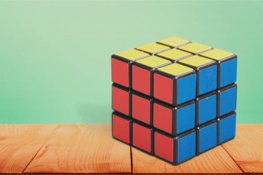 Beyaz arka planda Rubiks küpü. Rubiks Küpü, 1974 yılında Macar mimar Erno Rubik tarafından icat edildi..